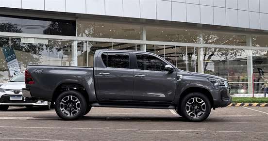 TOYOTA-HILUX-2023