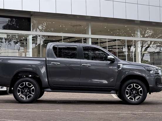 TOYOTA-HILUX-2.8 D-4D TURBO DIESEL CD SRX 4X4 AUTOMÁTICO TOYOTA-HILUX-2023
