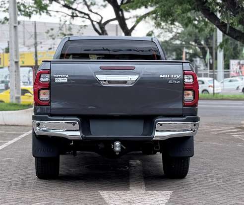 TOYOTA-HILUX-2.8 D-4D TURBO DIESEL CD SRX 4X4 AUTOMÁTICO TOYOTA-HILUX-2023
