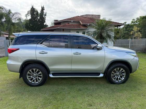 TOYOTA HILUX SW4 2.8 SRX 4X4 16V TURBO INTERCOOLER DIESEL 4P AUTOMÁTICO