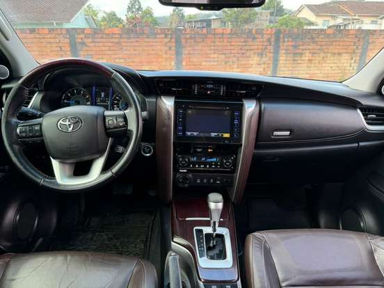 TOYOTA-HILUX SW4-2016
