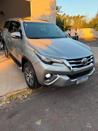 TOYOTA HILUX SW4 2.8 SRX 4X4 7 LUGARES 16V TURBO INTERCOOLER DIESEL 4P AUTOMÁTICO