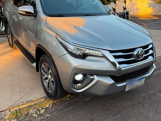 TOYOTA-HILUX SW4-2.8 SRX 4X4 7 LUGARES 16V TURBO INTERCOOLER DIESEL 4P AUTOMÁTICO TOYOTA-HILUX SW4-2017