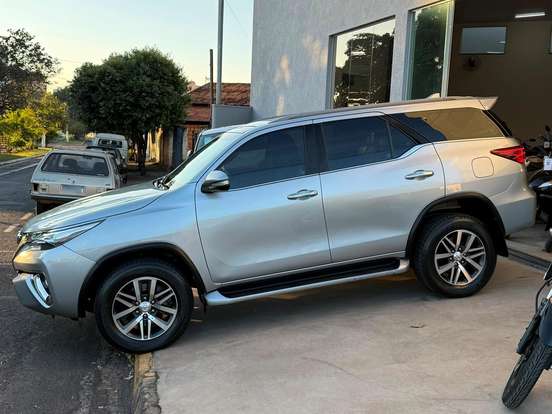 TOYOTA-HILUX SW4-2.8 SRX 4X4 7 LUGARES 16V TURBO INTERCOOLER DIESEL 4P AUTOMÁTICO TOYOTA-HILUX SW4-2017