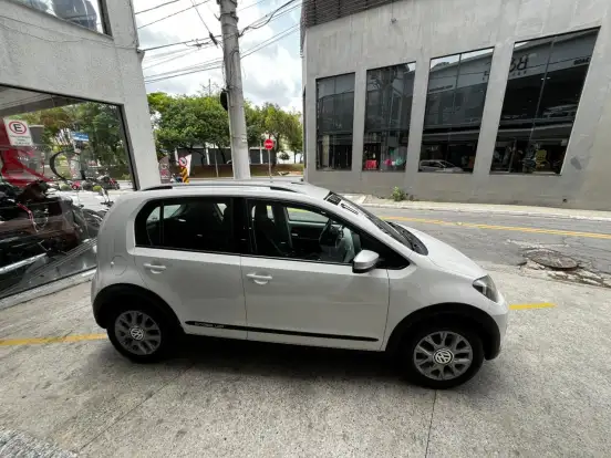 VOLKSWAGEN-CROSS UP-2017