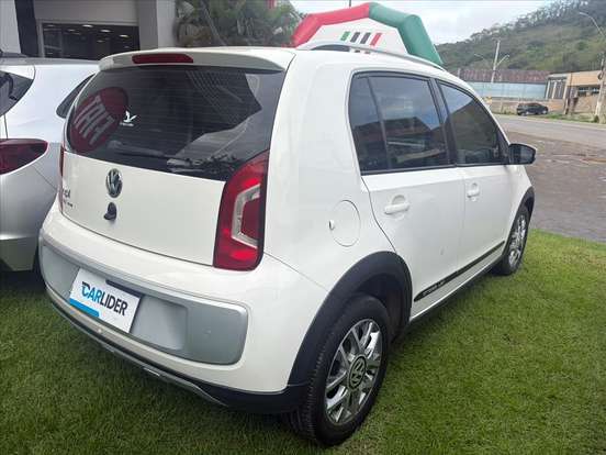 VOLKSWAGEN-CROSS UP-2015