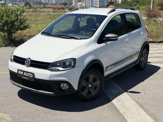 VOLKSWAGEN-CROSSFOX-2011
