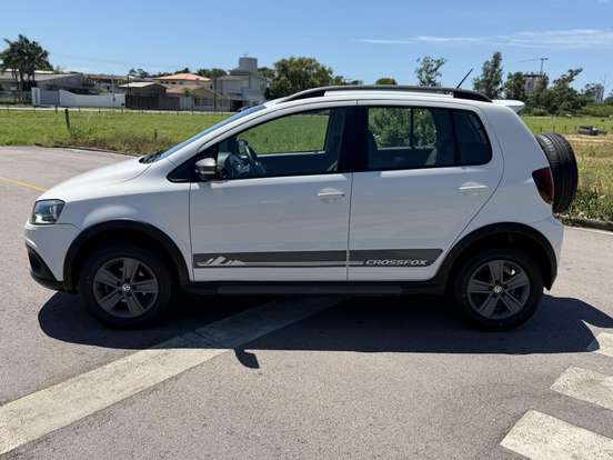 VOLKSWAGEN-CROSSFOX-2011