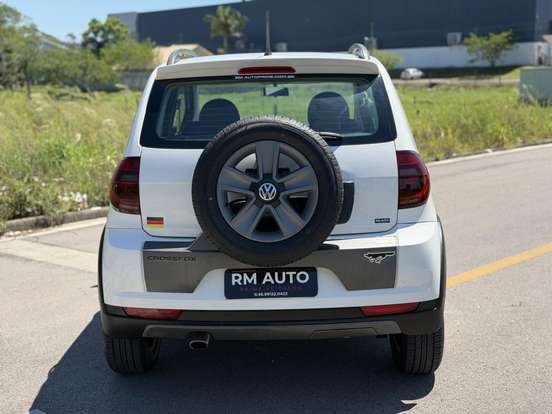 VOLKSWAGEN-CROSSFOX-2011