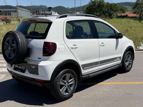 VOLKSWAGEN-CROSSFOX-2011