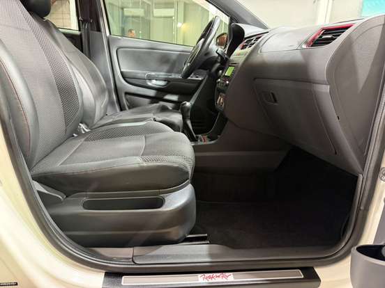 VOLKSWAGEN-FOX-1.6 MI ROCK IN RIO 8V FLEX 4P MANUAL VOLKSWAGEN-FOX-2013