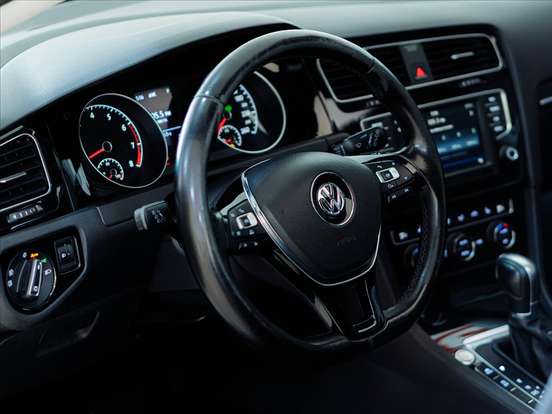 VOLKSWAGEN-GOLF-2017