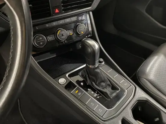VOLKSWAGEN-JETTA-2018
