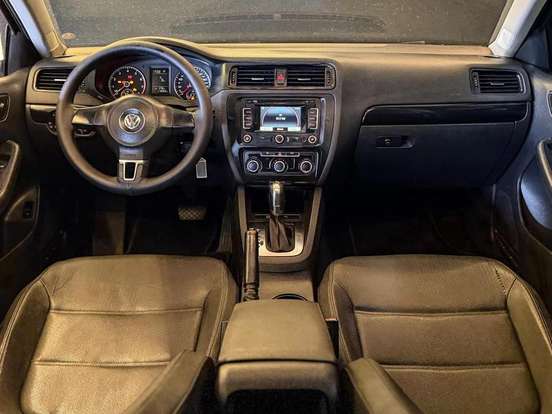 VOLKSWAGEN-JETTA-2012