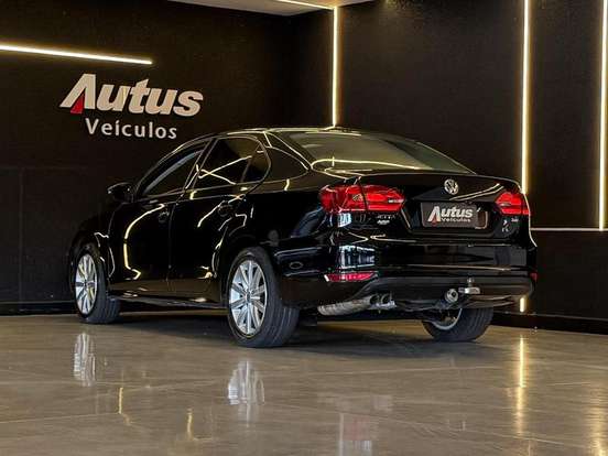 VOLKSWAGEN-JETTA-2012