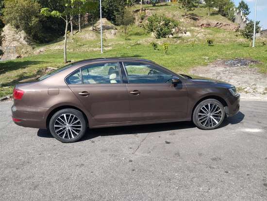 VOLKSWAGEN-JETTA-2013