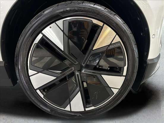 VOLVO-EX30-2024