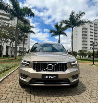 VOLVO-XC40-2021