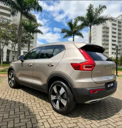 VOLVO-XC40-2021