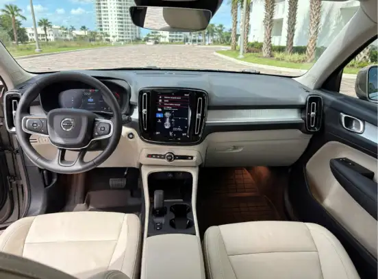 VOLVO-XC40-2021