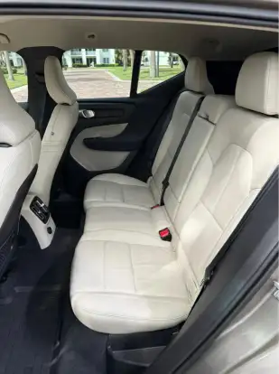 VOLVO-XC40-2021