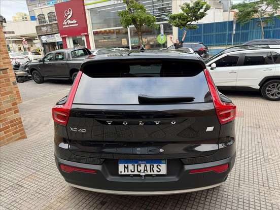 VOLVO-XC40-2021