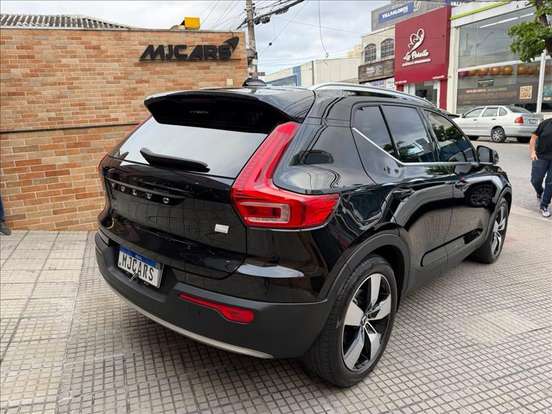 VOLVO-XC40-2021