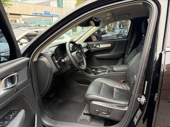 VOLVO-XC40-2021