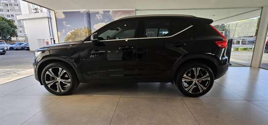 VOLVO-XC40-2021