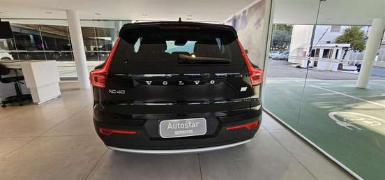 VOLVO-XC40-2021