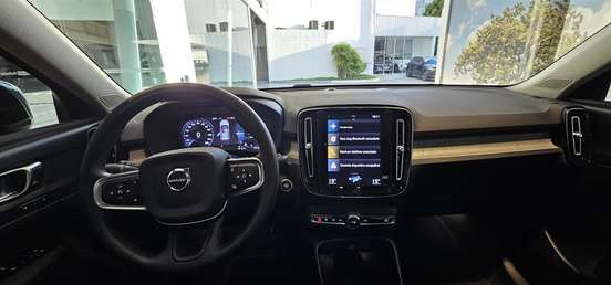 VOLVO-XC40-2021