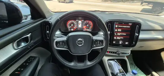 VOLVO-XC40-2018
