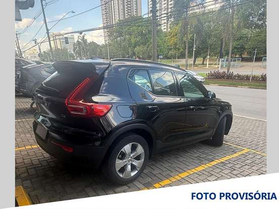VOLVO-XC40-2018