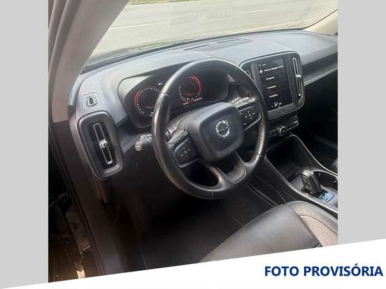VOLVO-XC40-2018