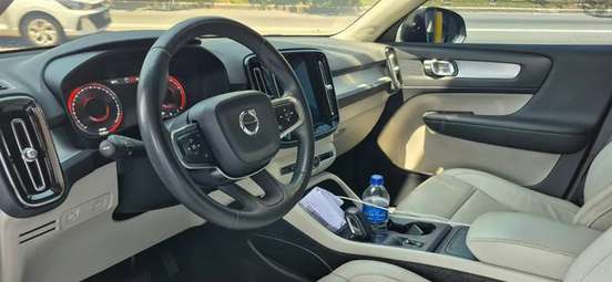 VOLVO-XC40-2018