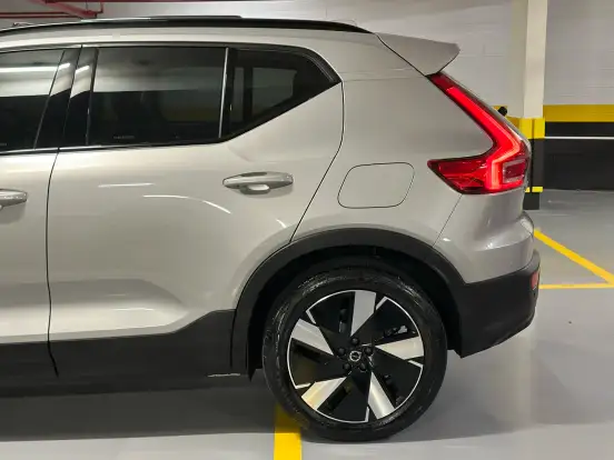 VOLVO-XC40-2023