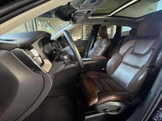 VOLVO-XC60-2018