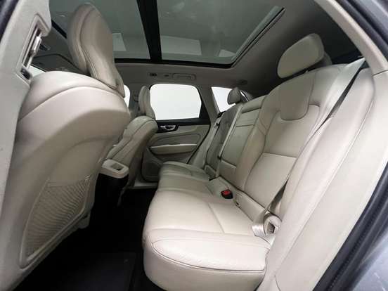 VOLVO-XC60-2018