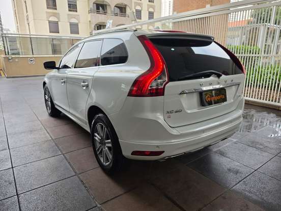 VOLVO-XC60-2017