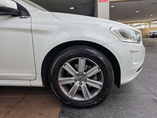 VOLVO-XC60-2017