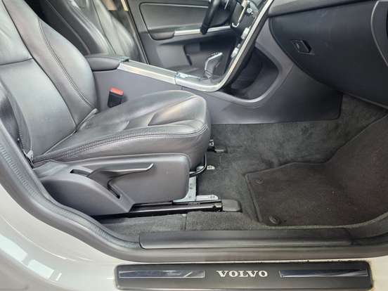 VOLVO-XC60-2017