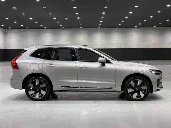 VOLVO-XC60-2024