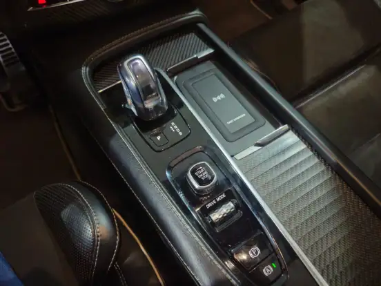 VOLVO-XC90-2019