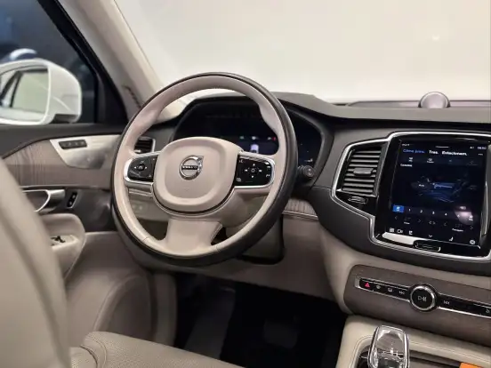 VOLVO-XC90-2023