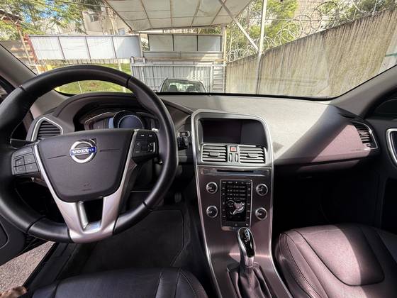 VOLVO XC60 2.0 T5 MOMENTUM GASOLINA 4P AUTOMÁTICO