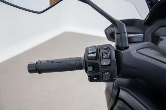YAMAHA-XMAX 300 CONNECTED ABS-2025