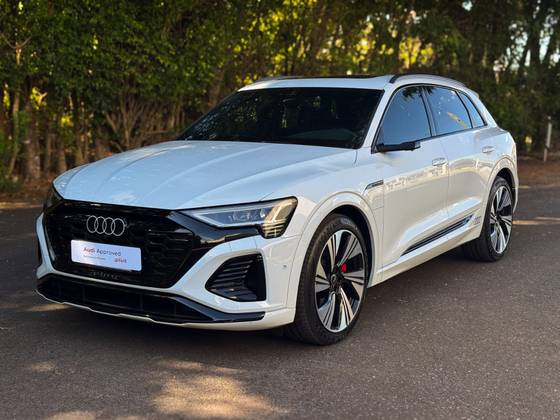 AUDI E-TRON ELÉTRICO PERFORMANCE BLACK QUATTRO