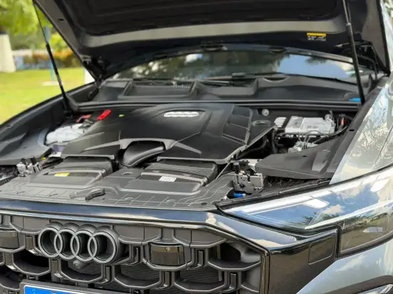 AUDI-Q8-2024