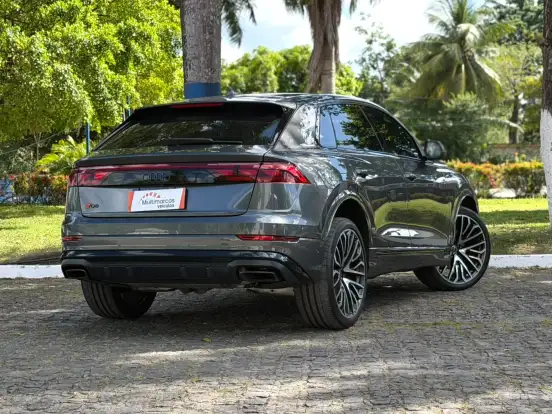 AUDI-Q8-2024