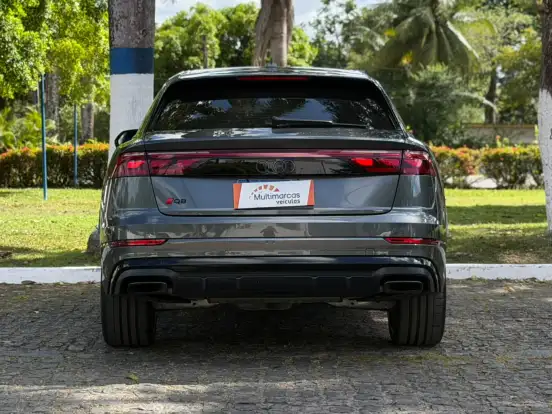 AUDI-Q8-2024